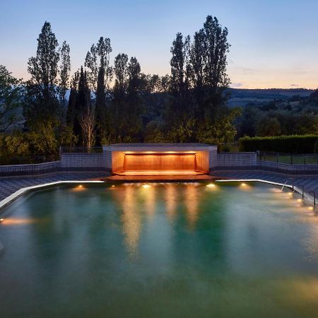 Fonteverde Lifestyle & Thermal Retreat - The Leading Hotels Of The World Сан Кашано дей Бани Екстериор снимка The memorial at night