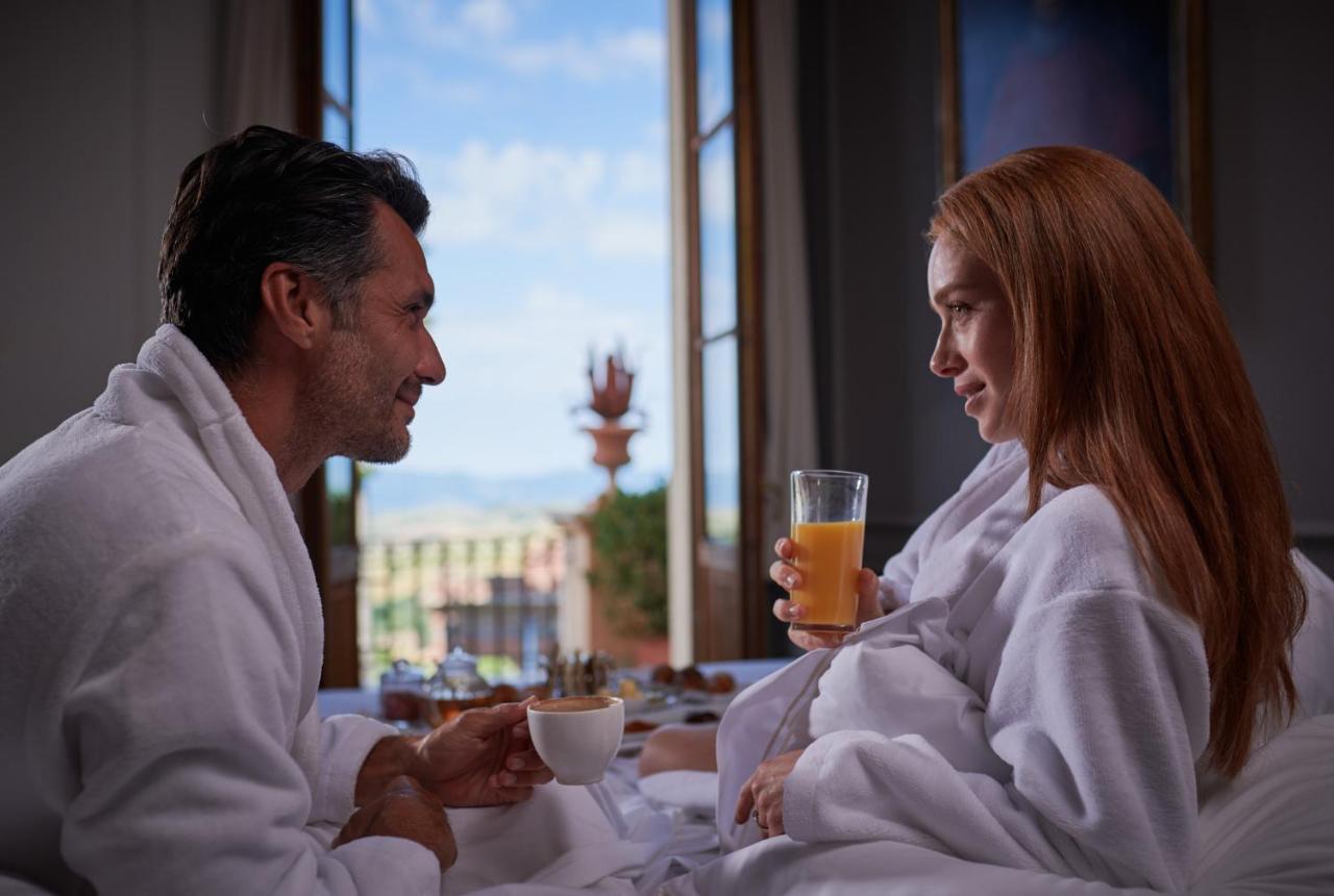 Fonteverde Lifestyle & Thermal Retreat - The Leading Hotels Of The World Сан Кашано дей Бани Екстериор снимка A couple wearing bathrobes