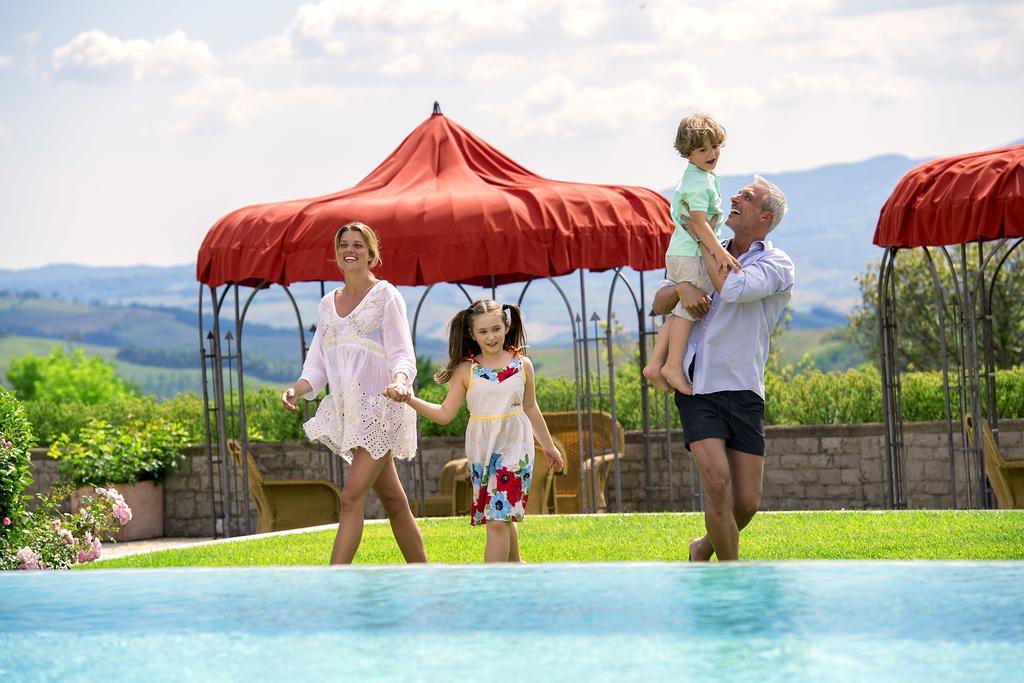 Fonteverde Lifestyle & Thermal Retreat - The Leading Hotels Of The World Сан Кашано дей Бани Екстериор снимка Family at the pool