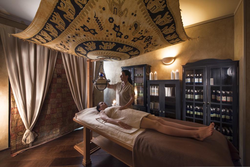 Fonteverde Lifestyle & Thermal Retreat - The Leading Hotels Of The World Сан Кашано дей Бани Екстериор снимка A spa treatment
