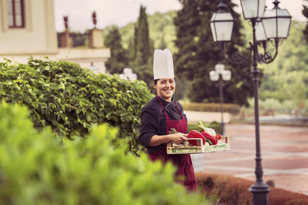 Fonteverde Lifestyle & Thermal Retreat - The Leading Hotels Of The World Сан Кашано дей Бани Екстериор снимка A chef at work